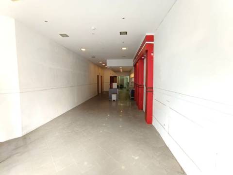 Loja p/ arrendar, à Boavista, com 150 m² – , Porto