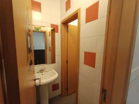 Loja p/ arrendar, à Boavista, com 150 m² – , Porto