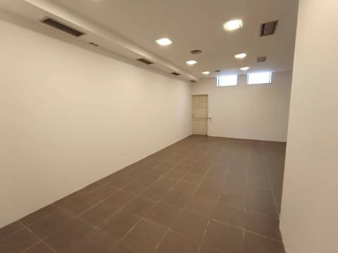 Loja p/ arrendar, à Boavista, com 150 m² – , Porto
