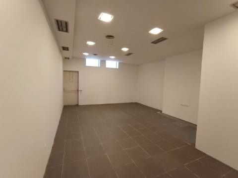 Loja p/ arrendar, à Boavista, com 150 m² – , Porto