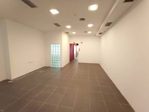 Loja p/ arrendar, à Boavista, com 150 m² – , Porto