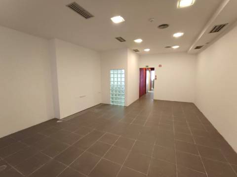 Loja p/ arrendar, à Boavista, com 150 m² – , Porto