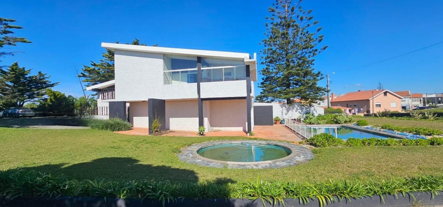 Moradia T5, de luxo, absolutamente única, implantada sobre o mar