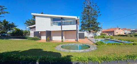 Moradia T5, de luxo, absolutamente única, implantada sobre o mar