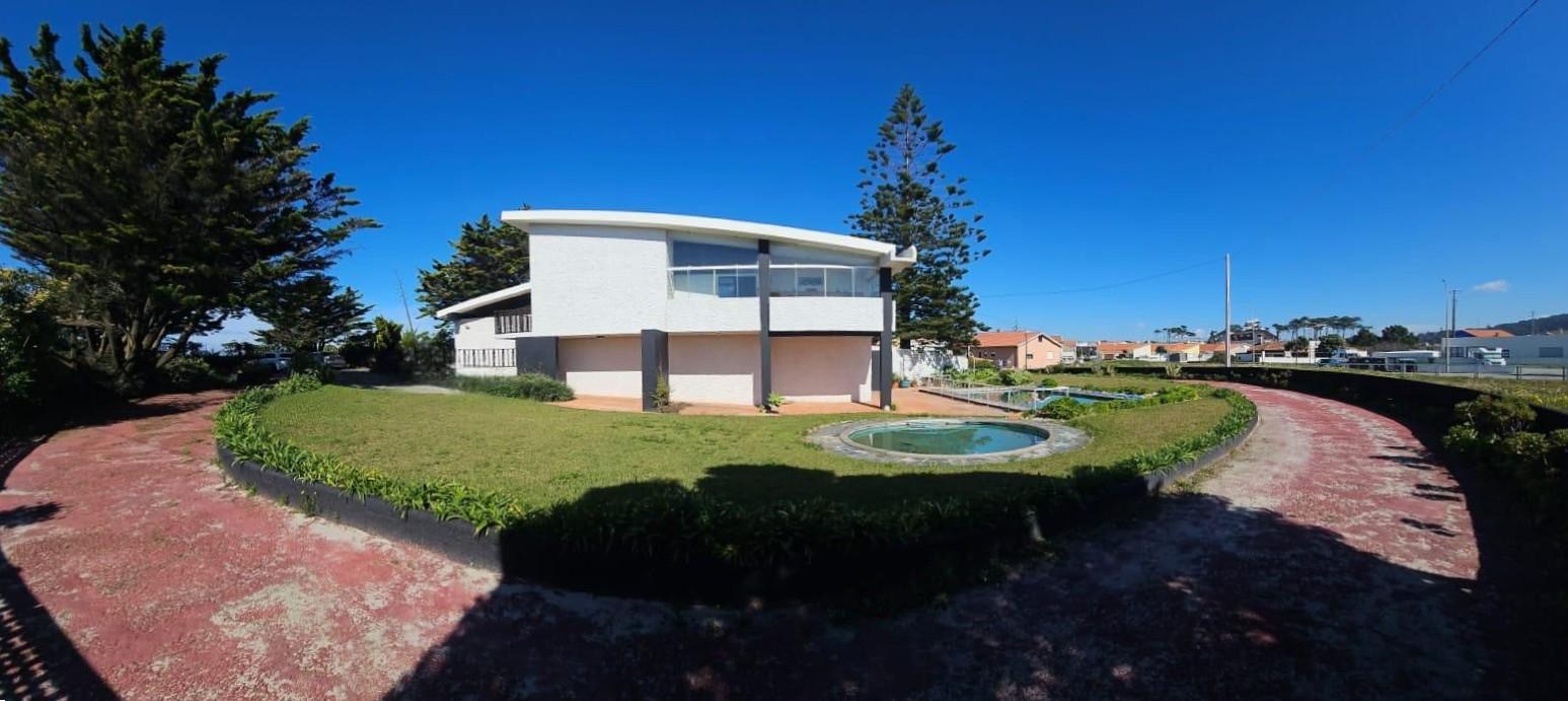 Moradia T5, de luxo, absolutamente única, implantada sobre o mar