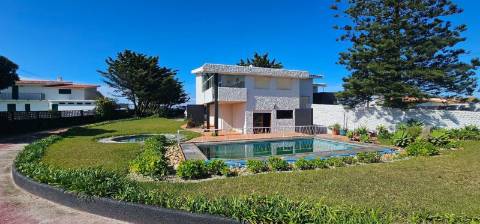 Moradia T5, de luxo, absolutamente única, implantada sobre o mar