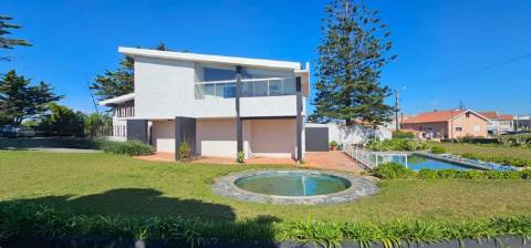 Moradia T5, de luxo, absolutamente única, implantada sobre o mar