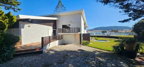 Moradia T5, de luxo, absolutamente única, implantada sobre o mar