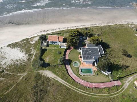 Moradia T5, de luxo, absolutamente única, implantada sobre o mar