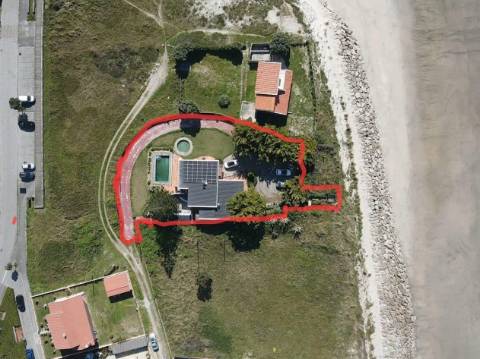 Moradia T5, de luxo, absolutamente única, implantada sobre o mar