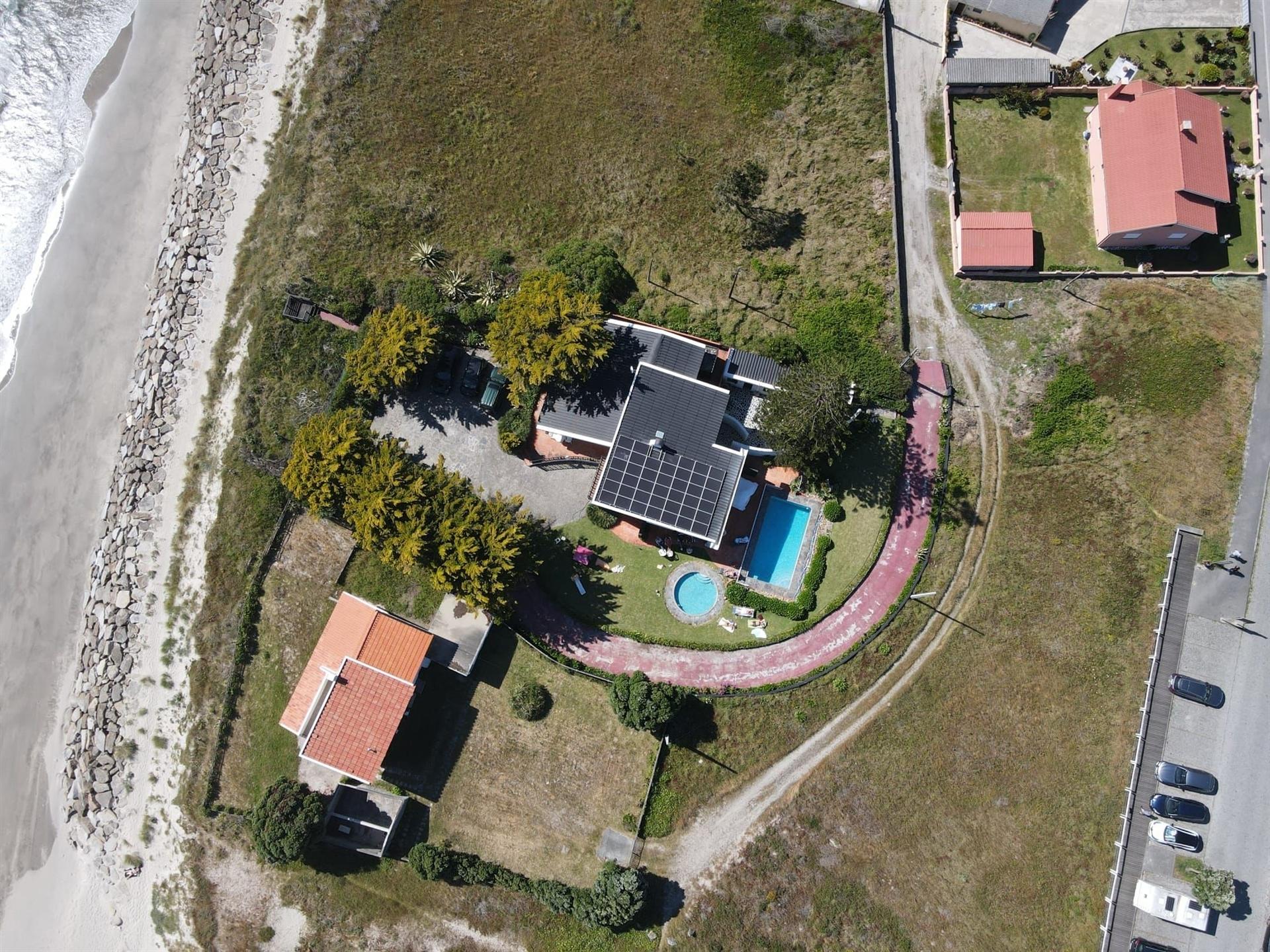 Moradia T5, de luxo, absolutamente única, implantada sobre o mar