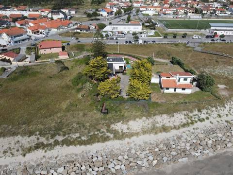 Moradia T5, de luxo, absolutamente única, implantada sobre o mar