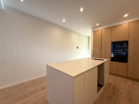 T2 remodelado e equipado c/ alpendre no Porto