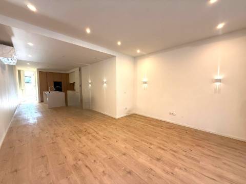 T2 remodelado e equipado c/ alpendre no Porto