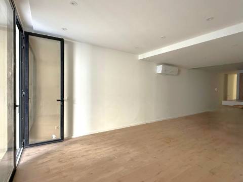 T2 remodelado e equipado c/ alpendre no Porto