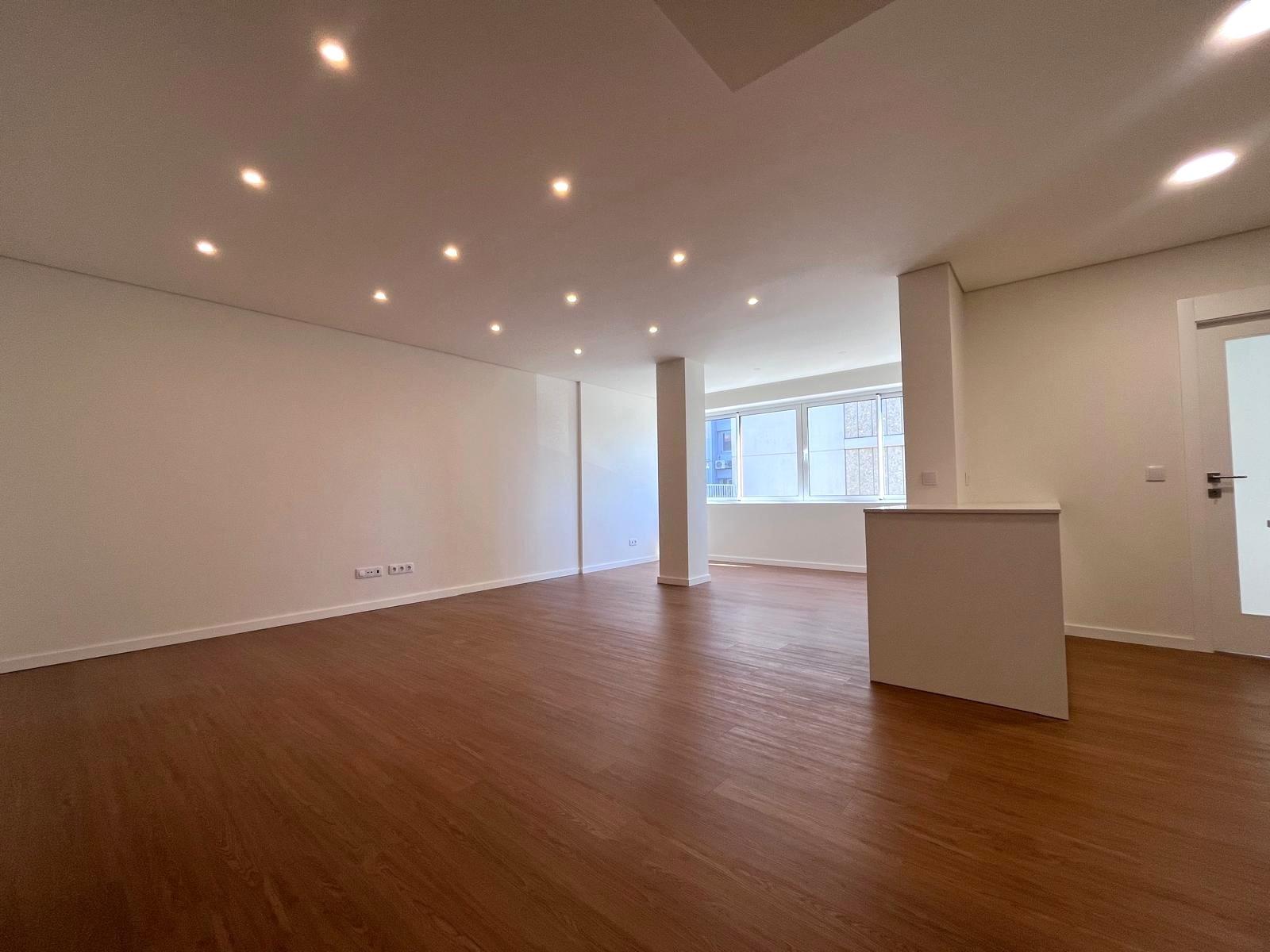 T4 totalmente renovado no Pinheiro Manso na Avenida da Boavista, Porto