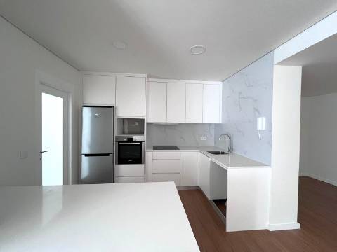 T4 totalmente renovado no Pinheiro Manso na Avenida da Boavista, Porto