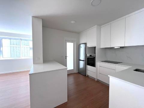 T4 totalmente renovado no Pinheiro Manso na Avenida da Boavista, Porto