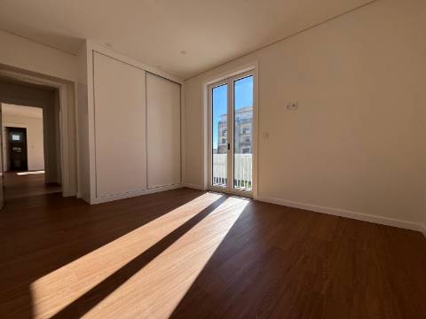 T4 totalmente renovado no Pinheiro Manso na Avenida da Boavista, Porto