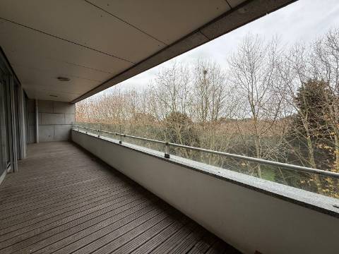 T4 transformado em T2 c/ varanda a poente no Parque da Cidade