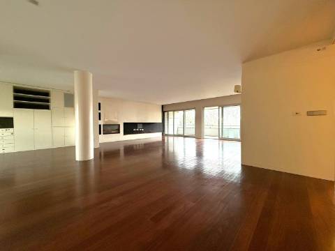 T4 transformado em T2 c/ varanda a poente no Parque da Cidade