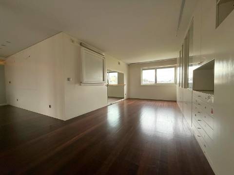 T4 transformado em T2 c/ varanda a poente no Parque da Cidade