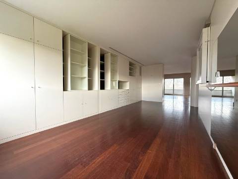 T4 transformado em T2 c/ varanda a poente no Parque da Cidade