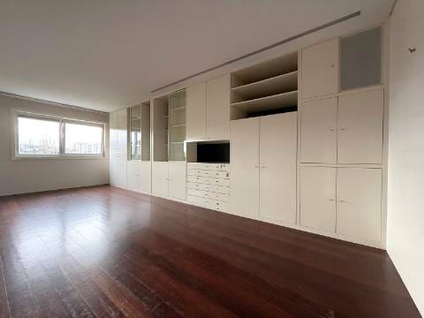 T4 transformado em T2 c/ varanda a poente no Parque da Cidade