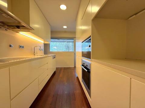 T4 transformado em T2 c/ varanda a poente no Parque da Cidade