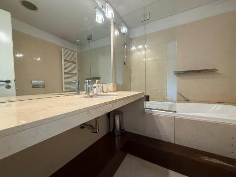 T4 transformado em T2 c/ varanda a poente no Parque da Cidade