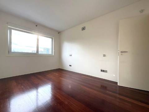 T4 transformado em T2 c/ varanda a poente no Parque da Cidade