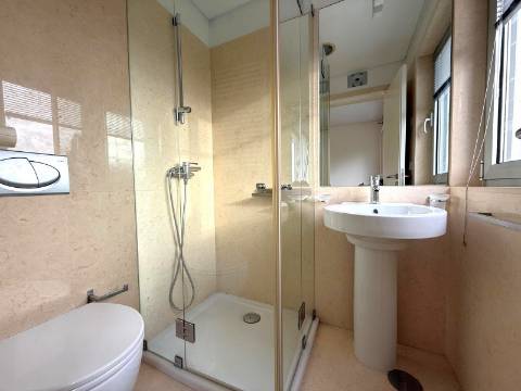 T4 transformado em T2 c/ varanda a poente no Parque da Cidade