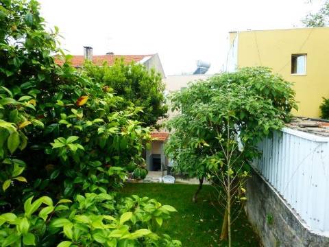 Moradia p/ reabilitar na Foz com jardim