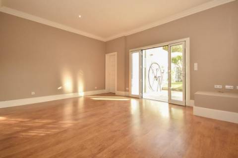 Moradia p/ reabilitar na Foz com jardim