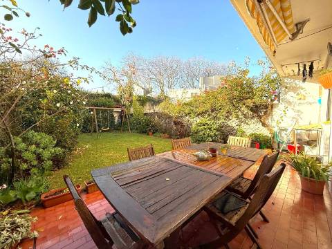 Moradia T4 +1 com jardim em Nevogilde