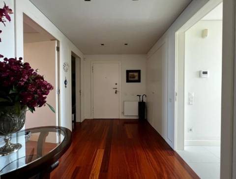 T4+1 Matosinhos Sul em condomínio com piscina