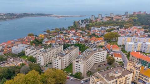 T3 Duplex com 2 lugares de garagem em condomínio privado no Porto