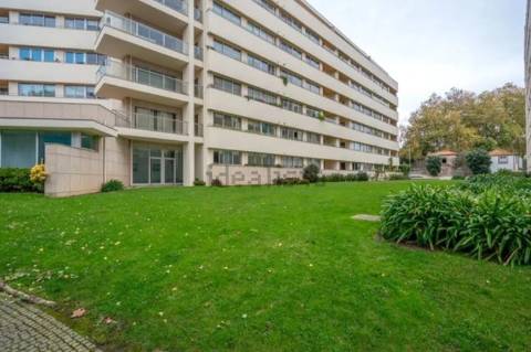 T3 Duplex com 2 lugares de garagem em condomínio privado no Porto