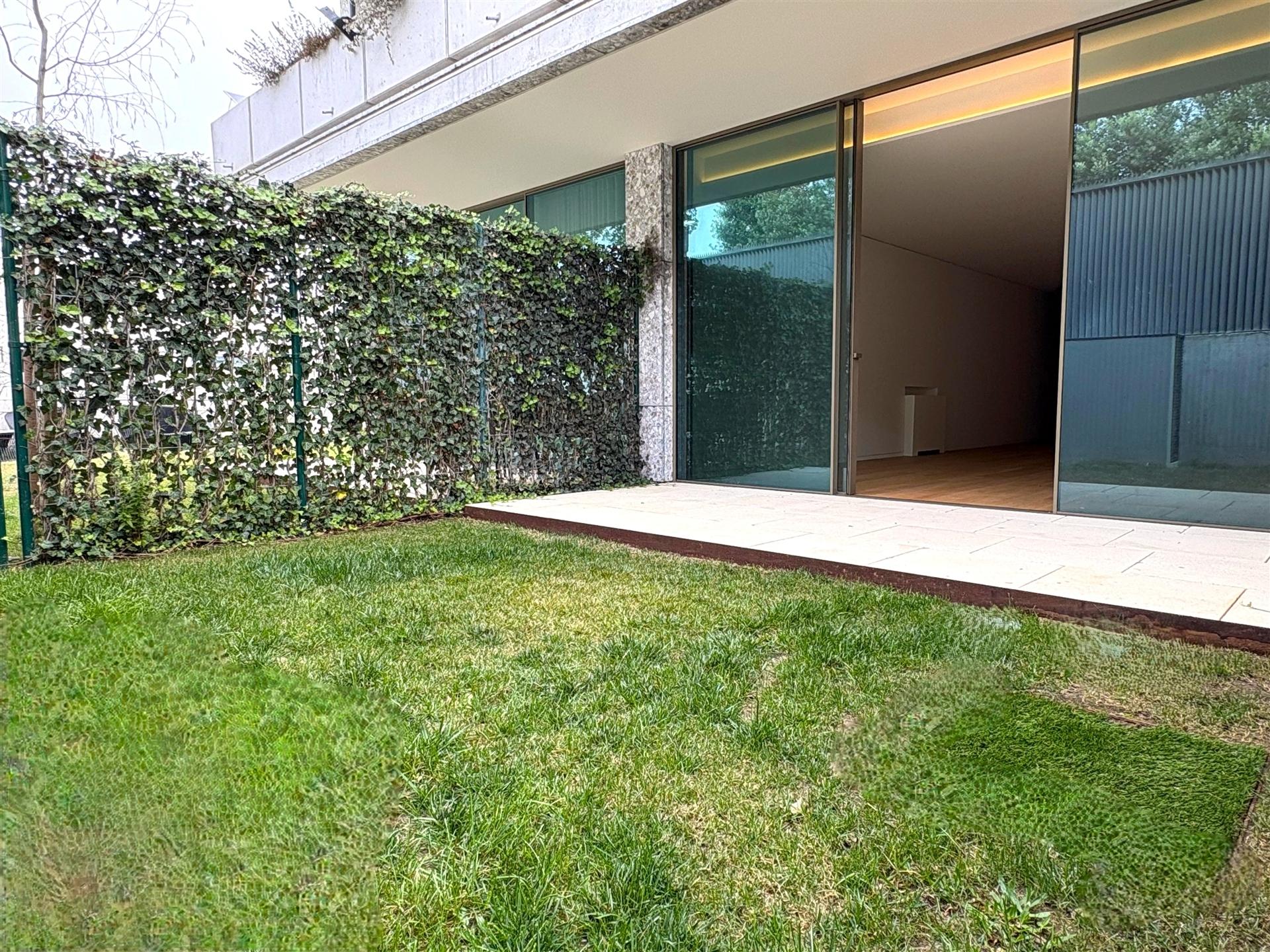 T3 de luxo c/ jardim em condomínio privado em Nevogilde