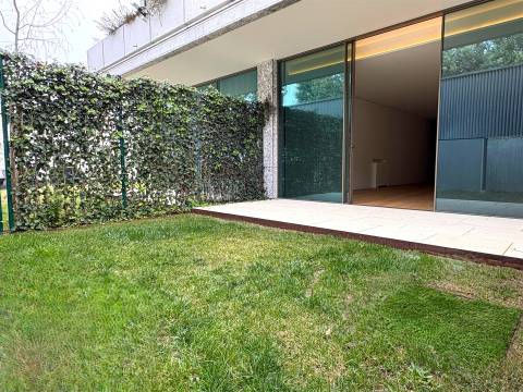 T3 de luxo c/ jardim em condomínio privado em Nevogilde