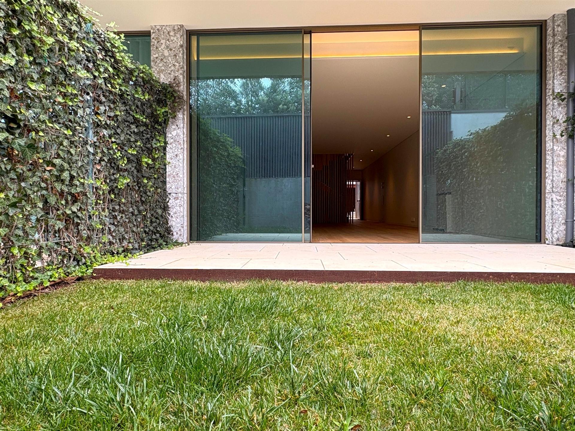 T3 de luxo c/ jardim em condomínio privado em Nevogilde