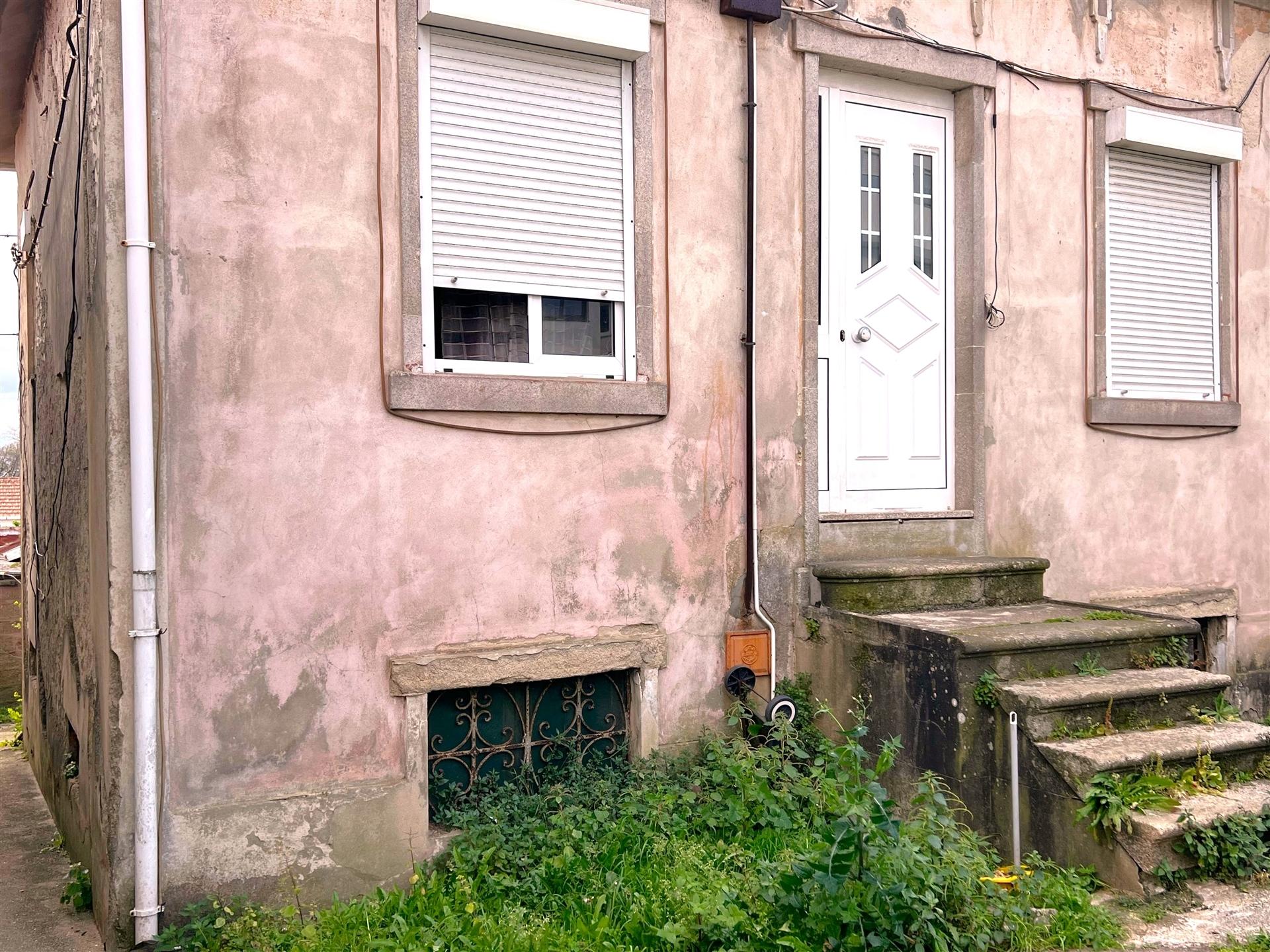 Moradia para reabilitar ou aumentar num lote de 429 m2 em Aldoar