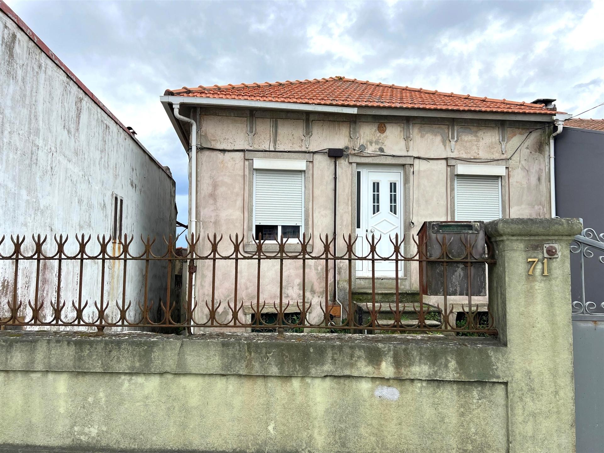 Moradia para reabilitar ou aumentar num lote de 429 m2 em Aldoar