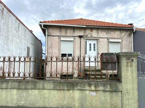 Moradia para reabilitar ou aumentar num lote de 429 m2 em Aldoar