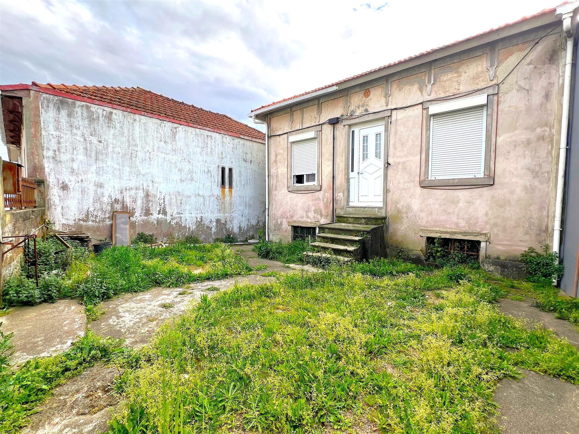 Moradia para reabilitar ou aumentar num lote de 429 m2 em Aldoar