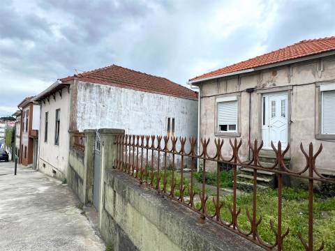 Moradia para reabilitar ou aumentar num lote de 429 m2 em Aldoar