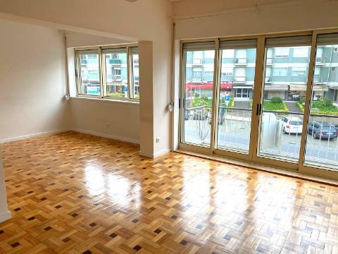 Apartamento T4 c/ varanda renovado à Av. da Boavista