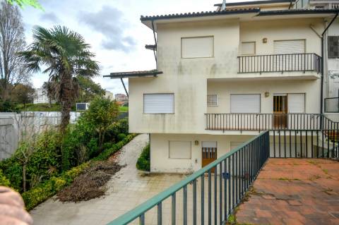 Moradia T7 na Foz | Jardim, Terraço, garagem e enorme potencial