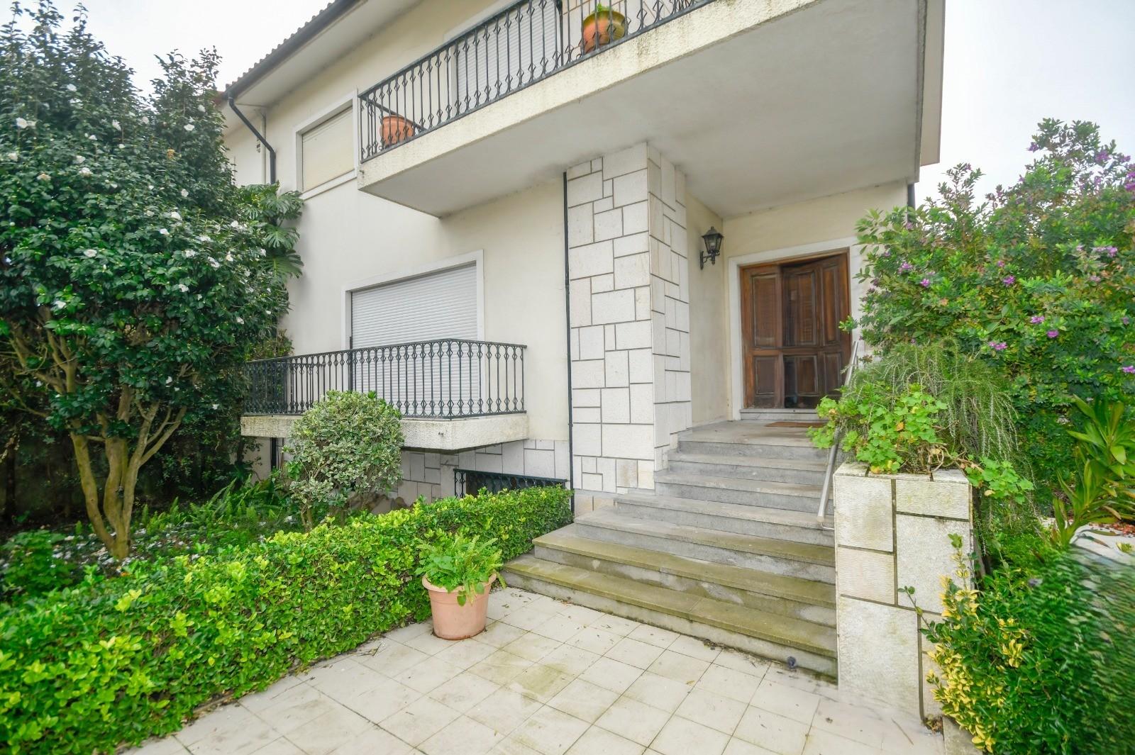 Moradia T7 na Foz | Jardim, Terraço, garagem e enorme potencial