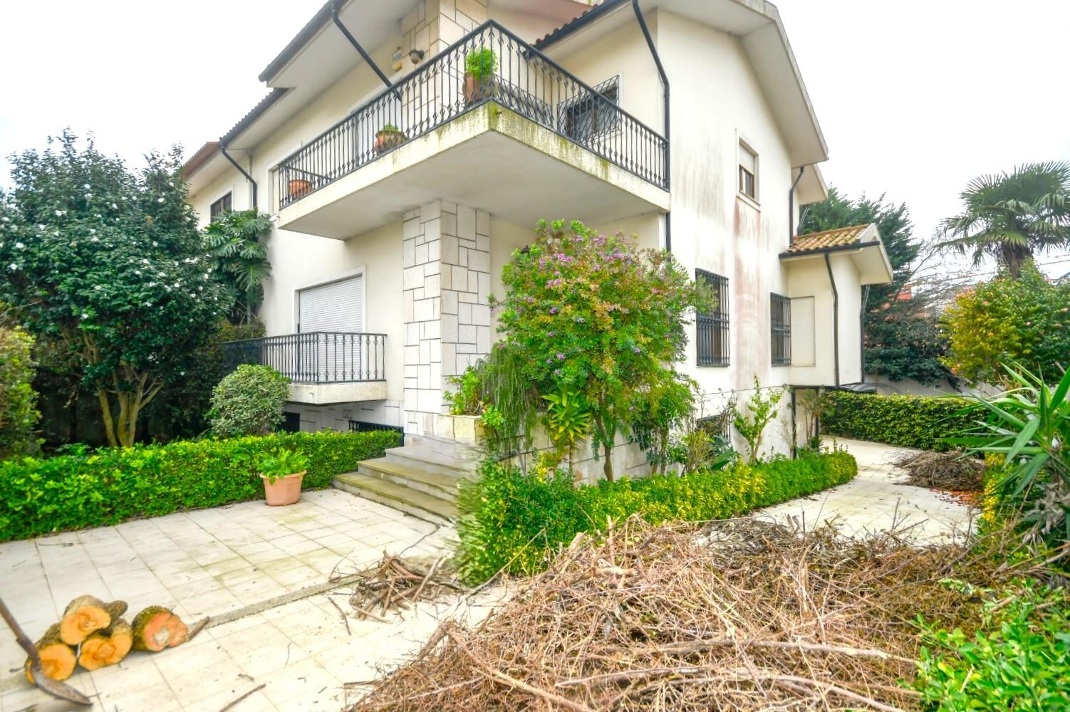 Moradia T7 na Foz | Jardim, Terraço, garagem e enorme potencial